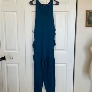 NWOT ANRABESS SLEEVELESS STYLISH TEAL POCKETED JUMPSUIT. SIZE SMALL.